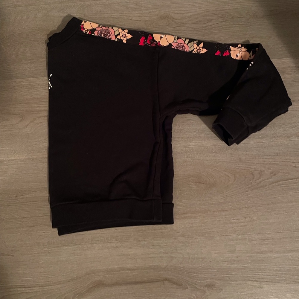 Puma Cropped Sweatshirt Flowered Detailed sleeve. Sz.XL Runs Small - Picture 6 of 8